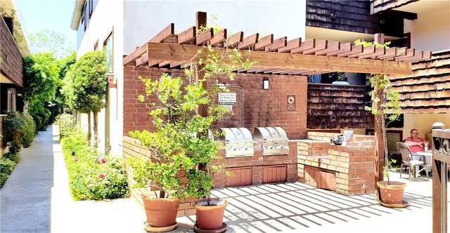 $2,449 | 5400 Newcastle Avenue, Unit 64, Encino, CA 91316