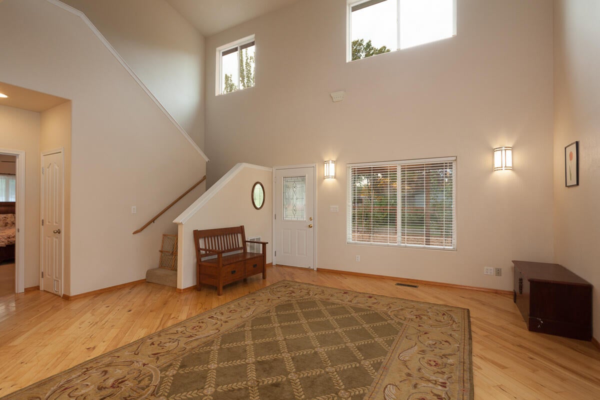 646 Raven Road Central Point, OR 97502 - Photo 25 of 74 Entry