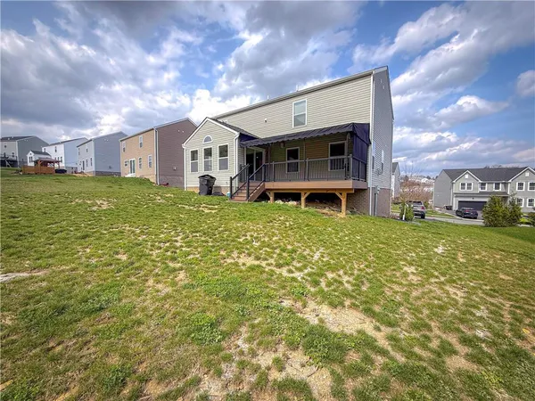 a view of a house with a yard