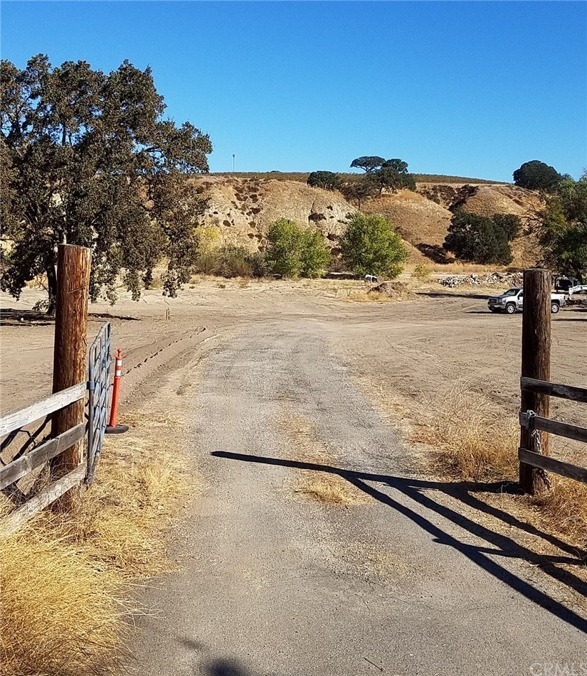 3570 Union Road Paso Robles, CA 93446 - Photo 1 of 1 Front Gate