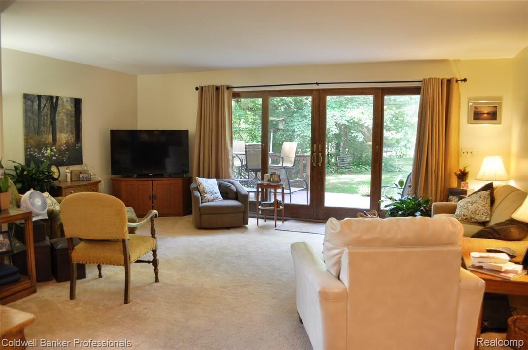 295 Red Oak Lane Rochester, MI 48307 - Photo 19 of 39 14.) Living Room