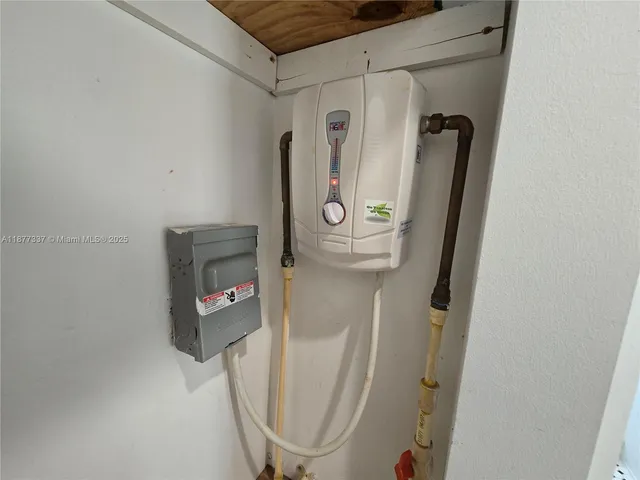 $1,990 | 1345 Pennsylvania Avenue, Unit 2C, Miami Beach, FL 33139