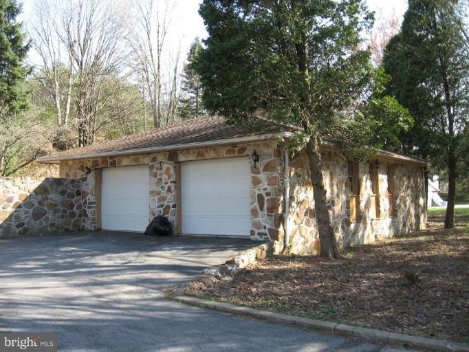 2007 Valley Road Berkeley Springs, WV 25411 - Photo 3 of 30 Garage 1