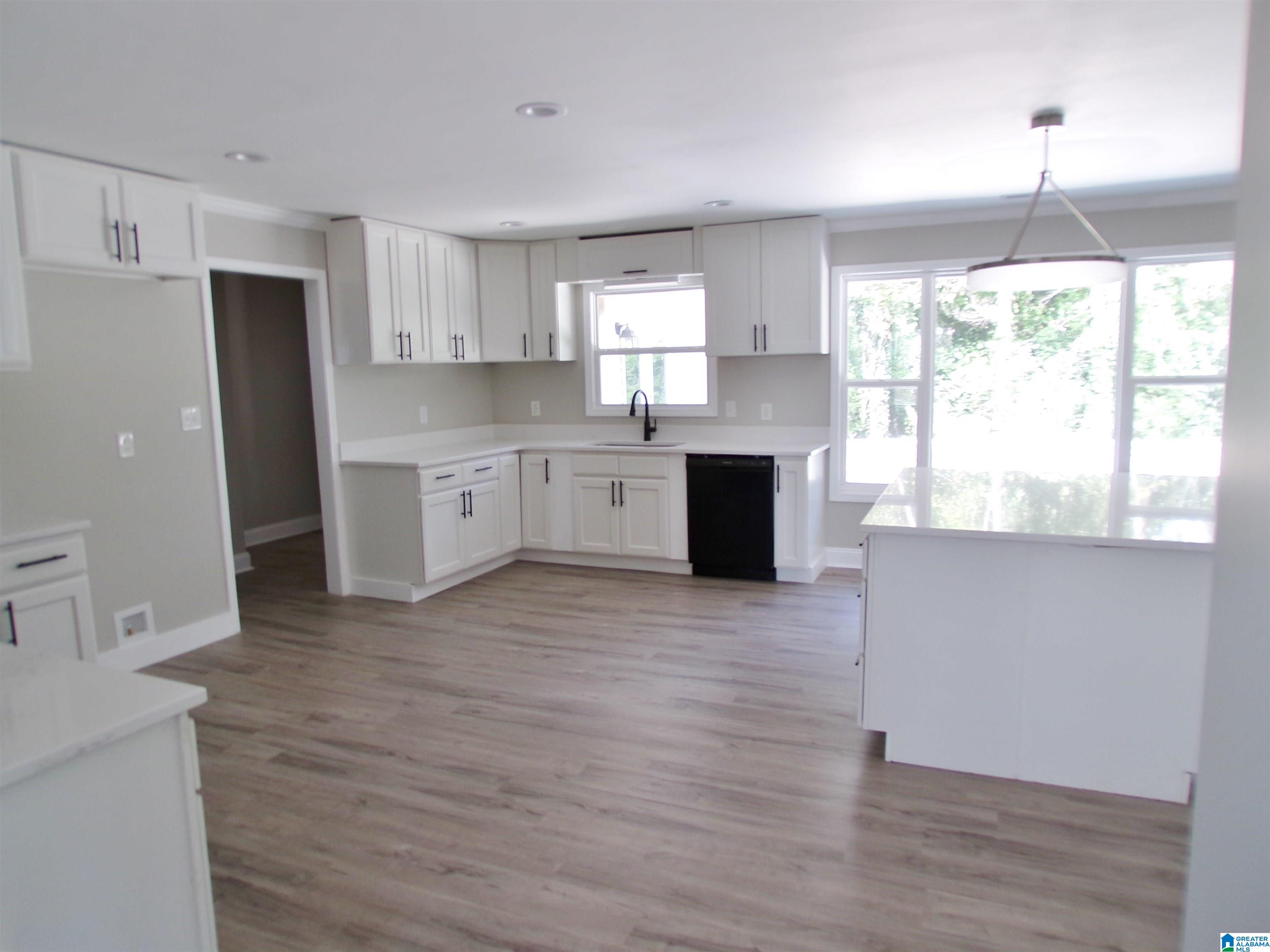 7 Christopher Way Anniston, AL 36207 - Photo 3 of 100