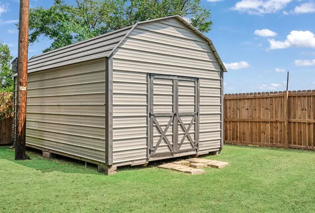 a view of a back yard of the house