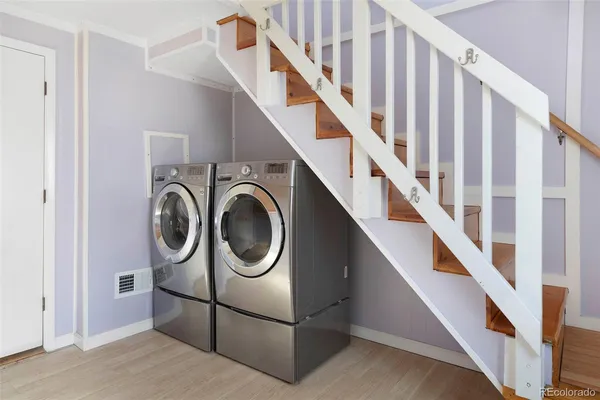 a view of entryway with washer and dryer