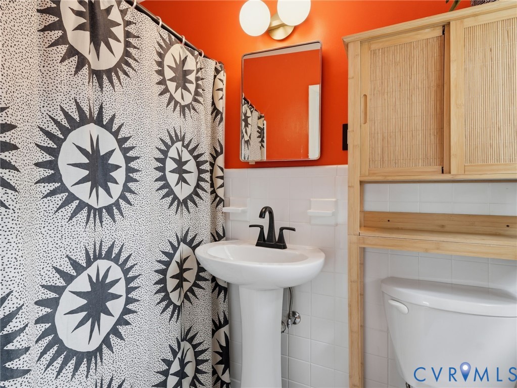 8803 Watlington Road Henrico, VA 23229 - Photo 16 of 31 With shower/tub combo