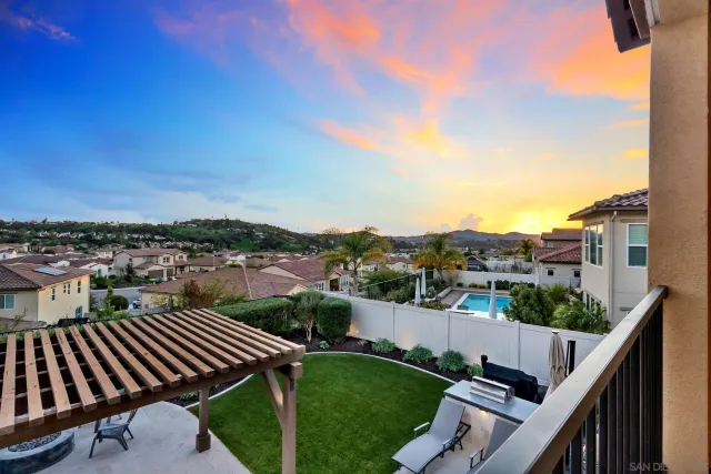 a view of a front of house with a yard