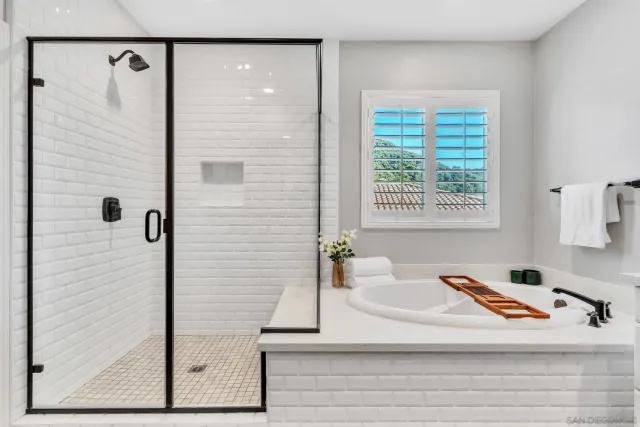 a view of livingroom with furniture and windows