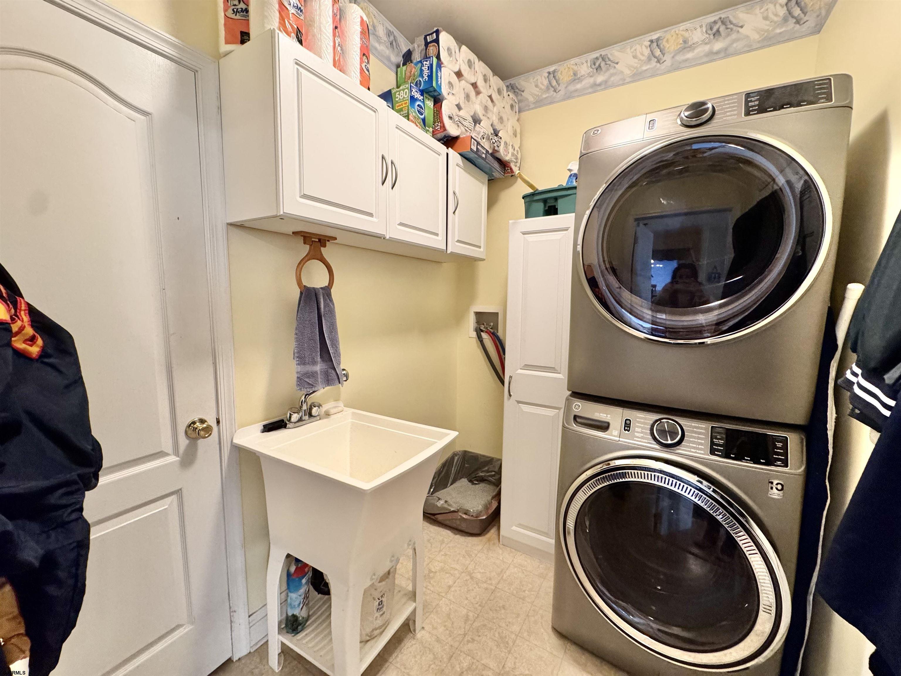 215 Prancer Road Egg Harbor Township, NJ 08234 - Photo 17 of 46 a utility room with dryer and washer