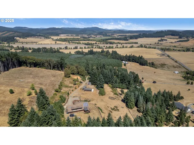 a view of an outdoor space and city view