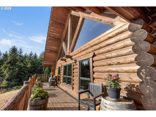 a view of entryway with patio