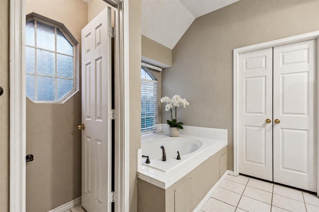 400 Moss Hill Road Irving, TX 75063 - Photo 17 of 26 Jetted Tub and Separate Shower
