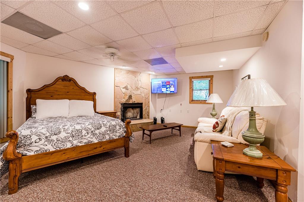 15 Alm Strasse Helen, GA 30545 - Photo 35 of 71 a bedroom with a bed a couch and potted plant