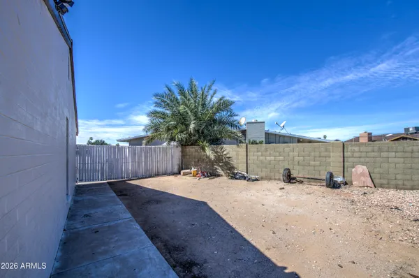 a view of a backyard