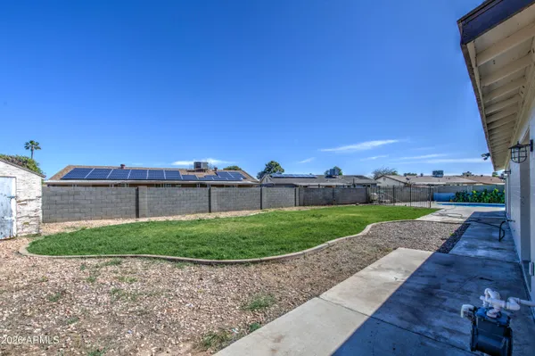 a view of a back yard