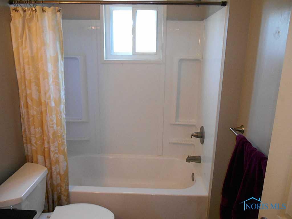 12650 Old State Line Road Swanton, OH 43558 - Photo 9 of 20 Full Bath.