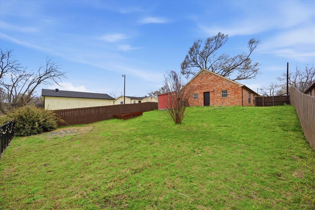 709 Sherman Street Rockwall, TX 75087 - Photo 14 of 23 a backyard of a house with lots of green space