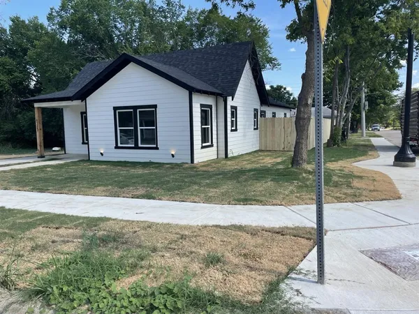 $2,495 | 1302 East Humbolt Street, Fort Worth, TX 76104
