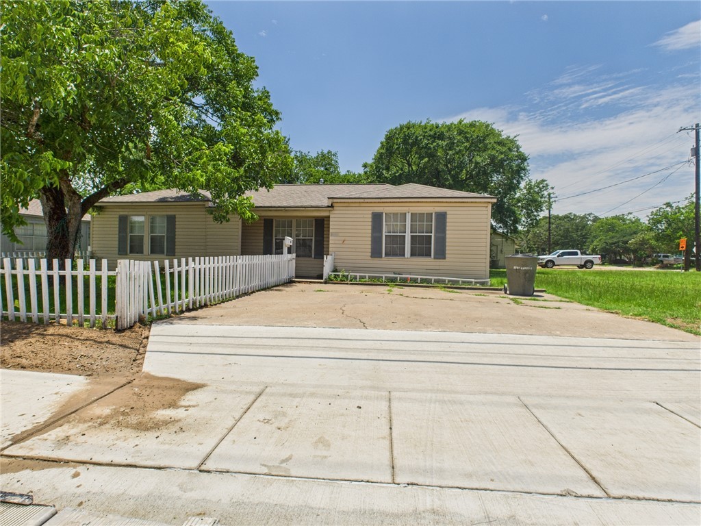 2702 Cavitt Avenue Bryan, TX 77801 - Photo 2 of 21 View of front facade featuring a fenced front yard and driveway