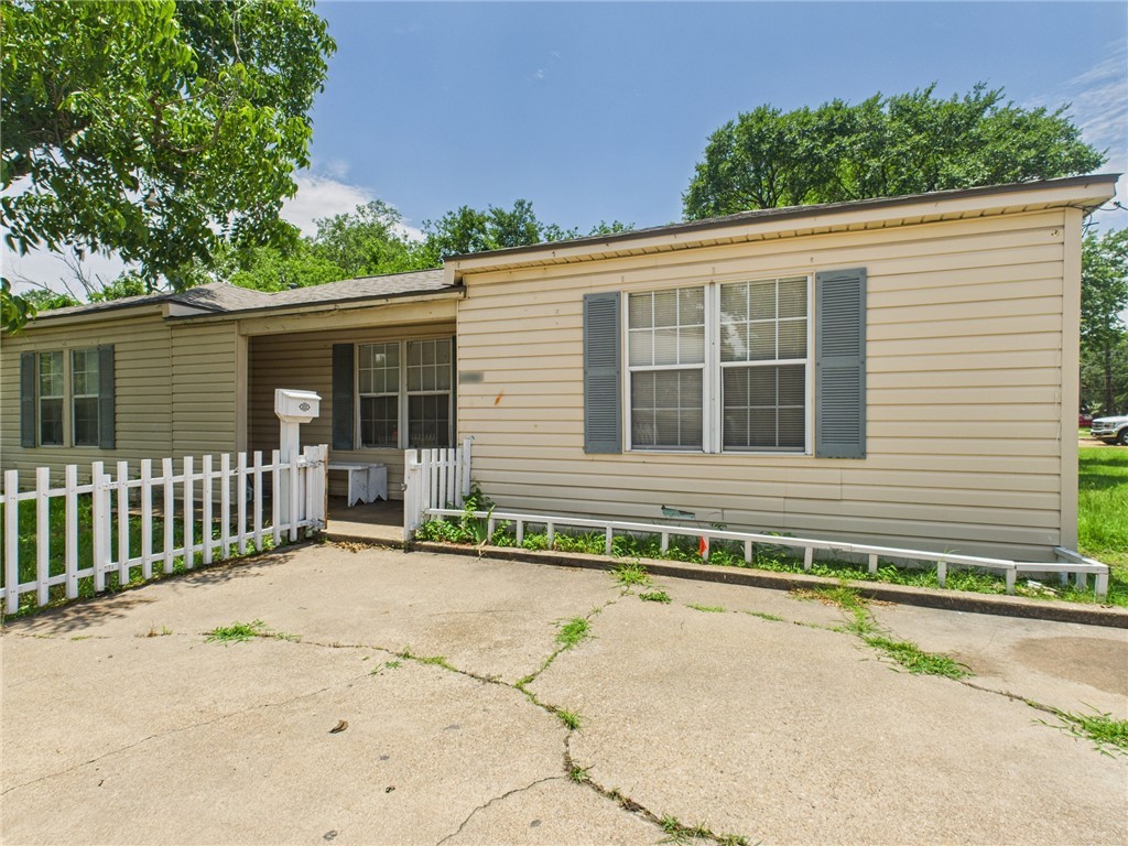2702 Cavitt Avenue Bryan, TX 77801 - Photo 4 of 21 View of front of home