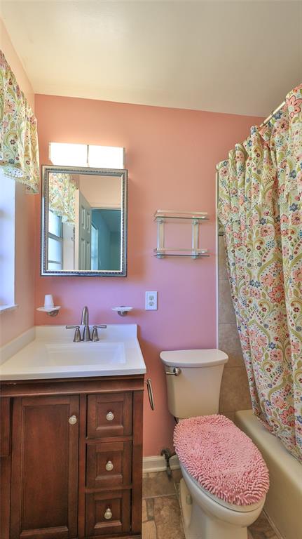 725 Green Road New Smyrna Beach, FL 32168 - Photo 13 of 40 a bathroom with a sink a toilet a mirror and shower curtain