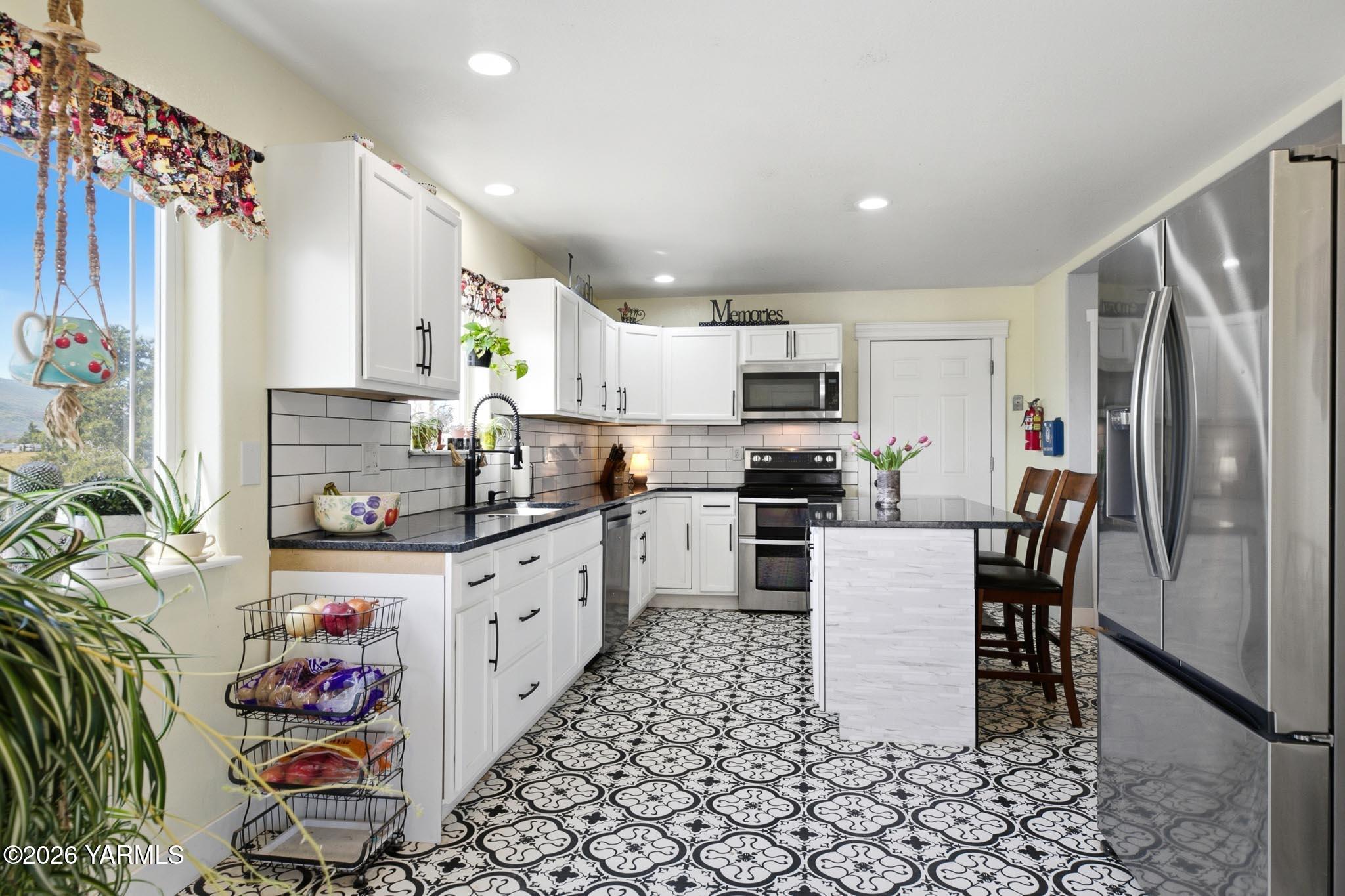 900 Slavin Road Yakima, WA 98903 - Photo 5 of 27 5 Kitchen