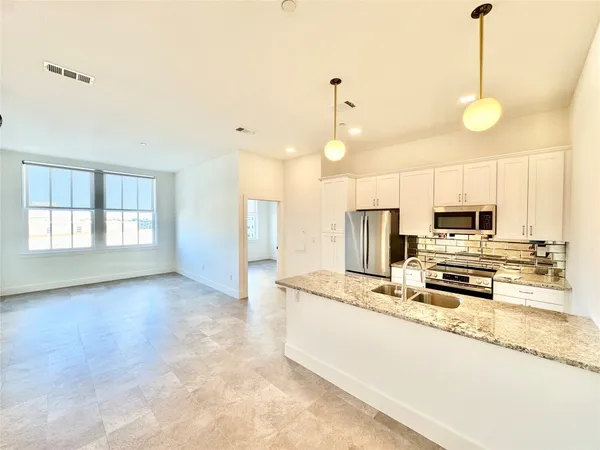 $3,350 | 2102 Mechanic Street, Unit 304, Galveston, TX 77550