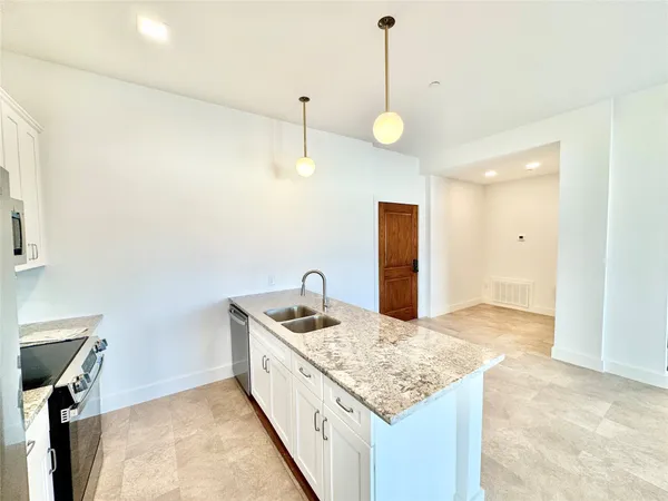 $3,350 | 2102 Mechanic Street, Unit 304, Galveston, TX 77550