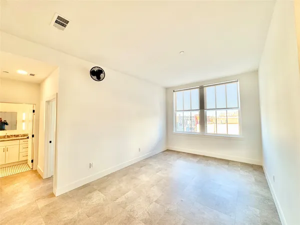 $3,350 | 2102 Mechanic Street, Unit 304, Galveston, TX 77550