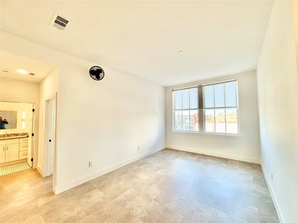 $3,350 | 2102 Mechanic Street, Unit 304, Galveston, TX 77550