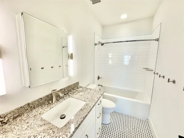 $3,350 | 2102 Mechanic Street, Unit 304, Galveston, TX 77550