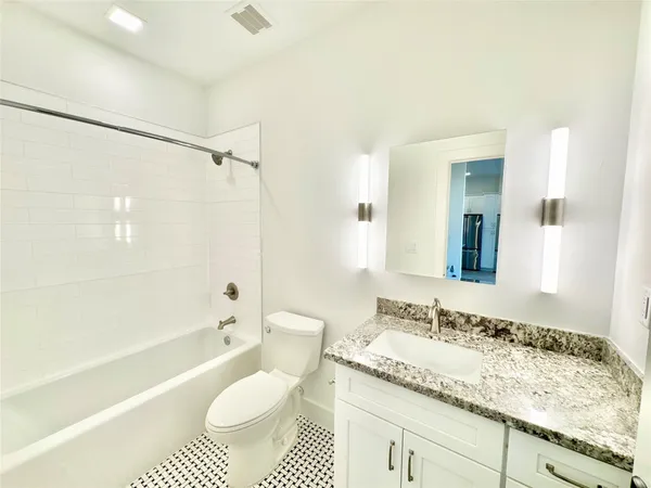 $3,350 | 2102 Mechanic Street, Unit 304, Galveston, TX 77550