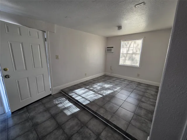 $850 | 302 71st Street, Unit 3, Houston, TX 77011