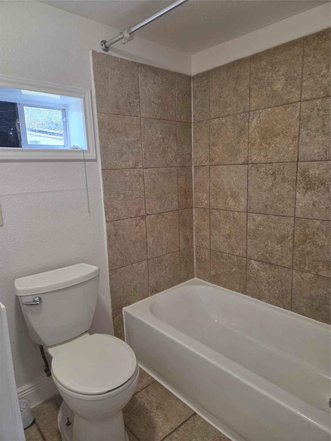 302 71st Street, Unit 3 Houston, TX 77011 - Photo 5 of 8 a bathroom with a toilet and a bath tub