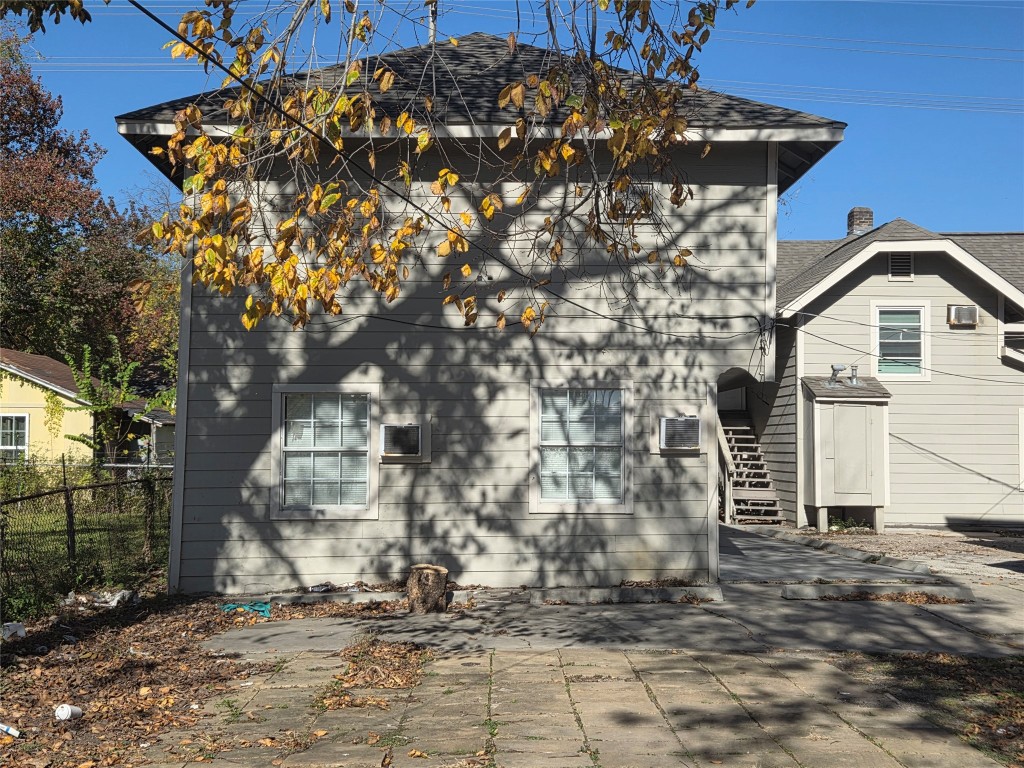 302 71st Street, Unit 3 Houston, TX 77011 - Photo 7 of 8 a front view of a house