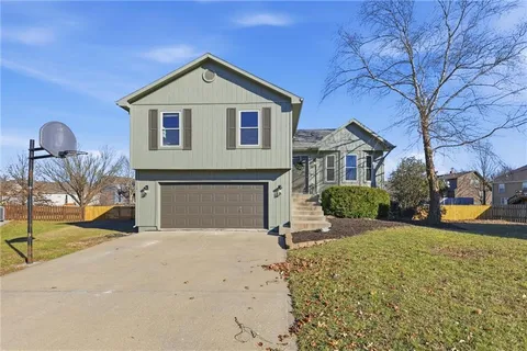 $345,000 | 430 West Skylark Circle, Gardner, KS 66030