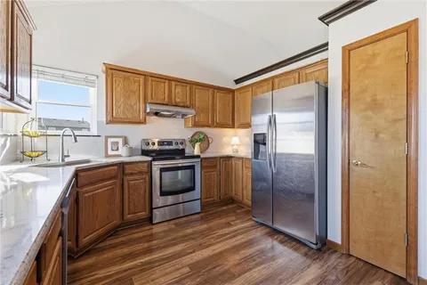 $345,000 | 430 West Skylark Circle, Gardner, KS 66030