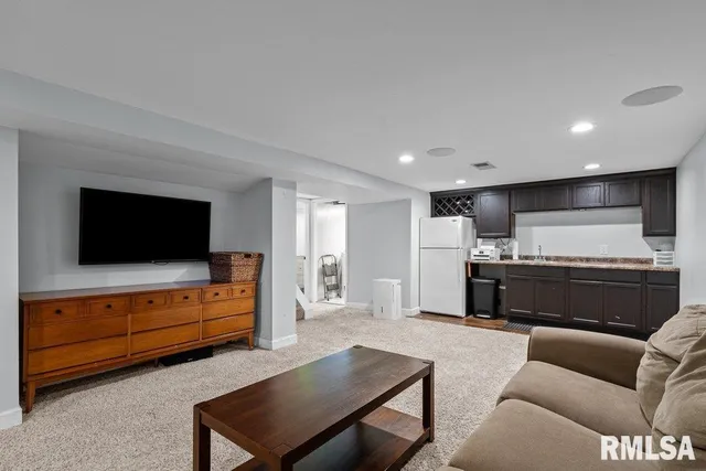 $2,000 | 2612 23rd Avenue, Rock Island, IL 61201