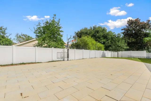 a view of a backyard