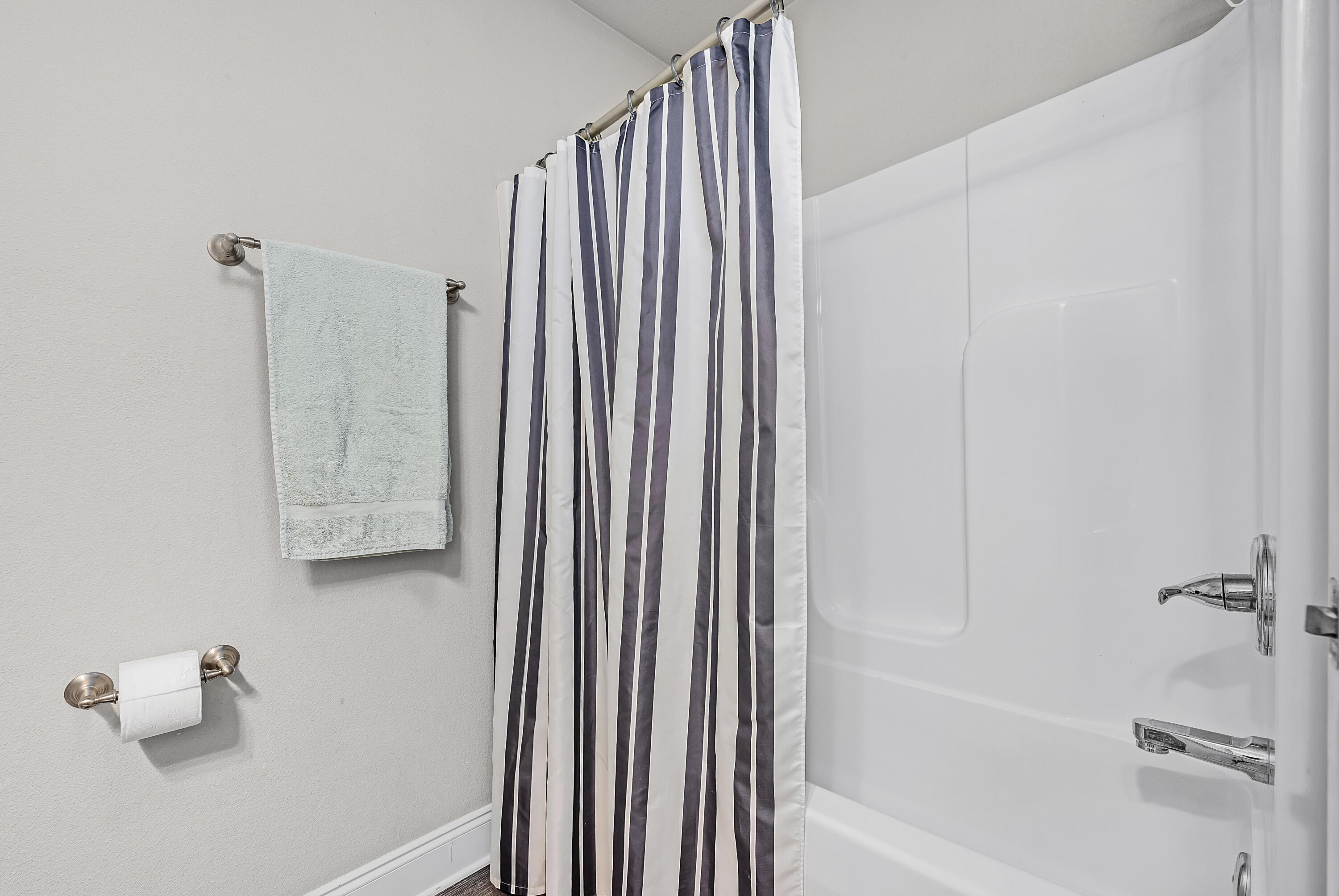 820 Hilltop Road Mary Esther, FL 32569 - Photo 10 of 47 a bathroom with a shower and a tub