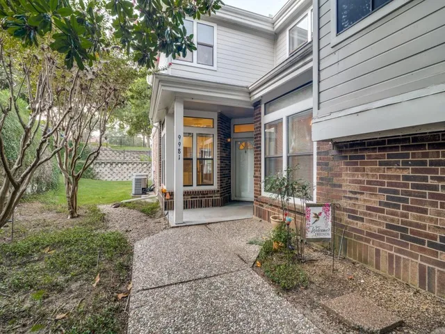 a view of a house with backyard and garden