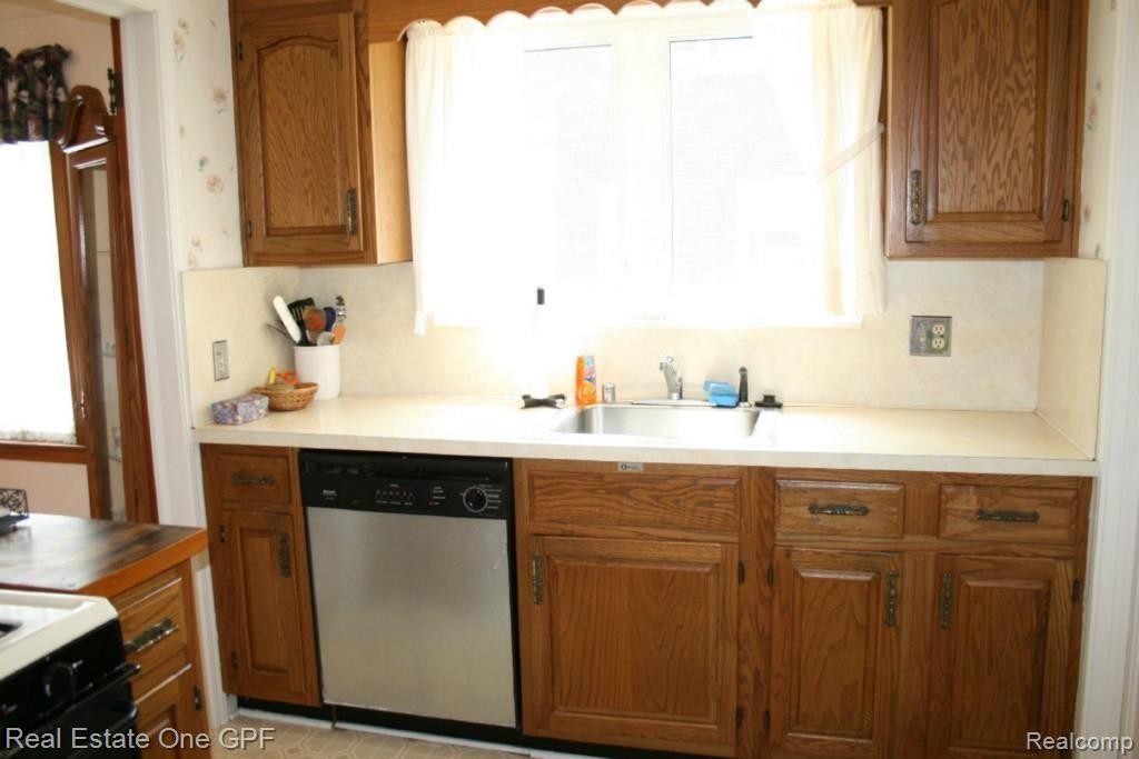 359 Ridgemont Road Grosse Pointe, MI 48236 - Photo 6 of 19 6 IMG_1614.jpg
