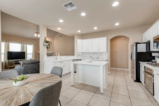 $2,650 | 24735 Buck Creek, San Antonio, TX 78255