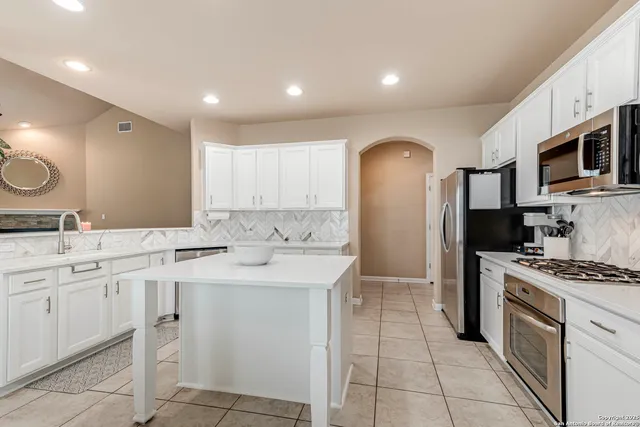 $2,650 | 24735 Buck Creek, San Antonio, TX 78255