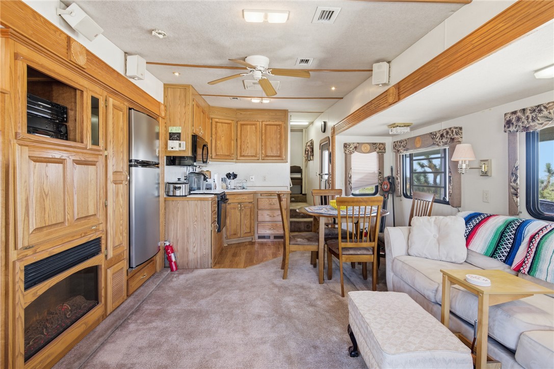 11964 Sherry Road Yucca, AZ 86438 - Photo 11 of 38 Living Room