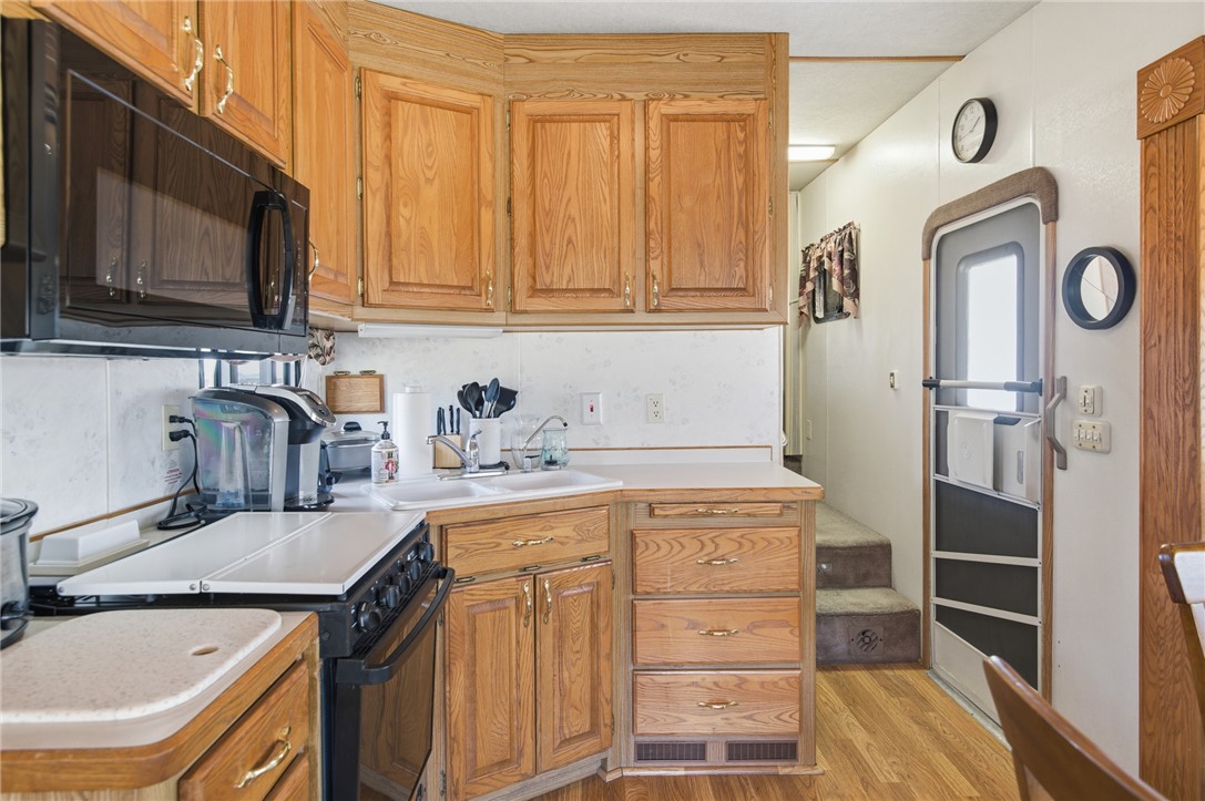 11964 Sherry Road Yucca, AZ 86438 - Photo 13 of 38 Kitchen