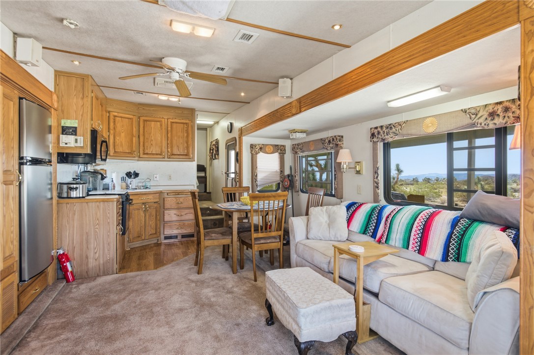 11964 Sherry Road Yucca, AZ 86438 - Photo 10 of 38 Living Room