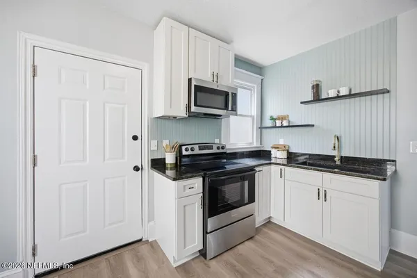 a view of a house with backyard and porch