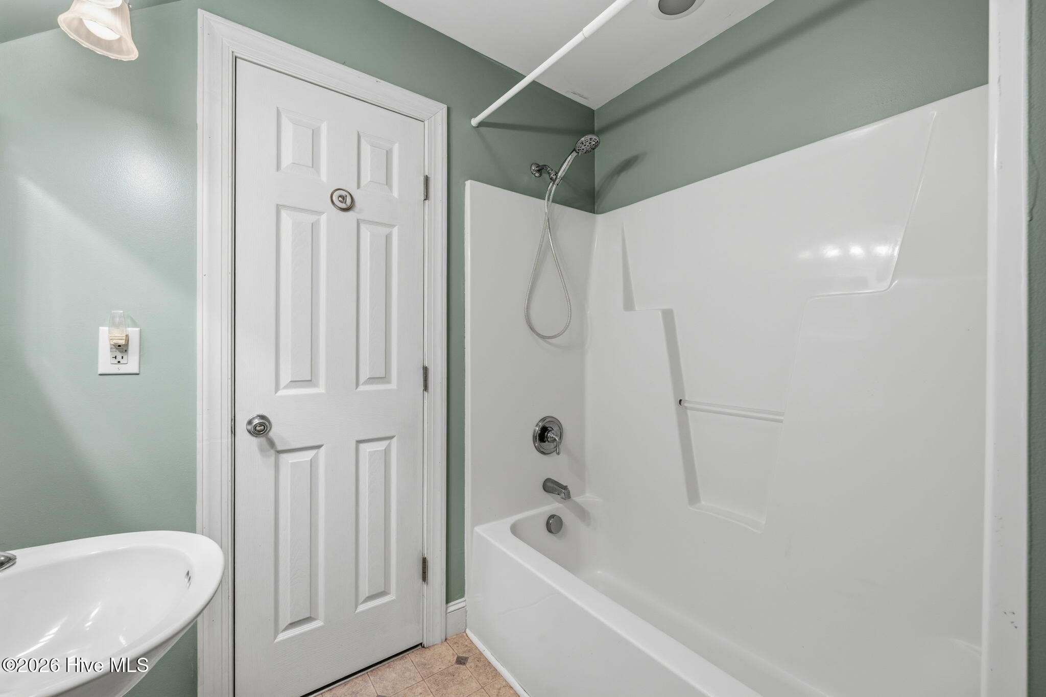 362 Lee's Chapel Road Pollocksville, NC 28573 - Photo 39 of 81 Bonus Room Tub/Shower